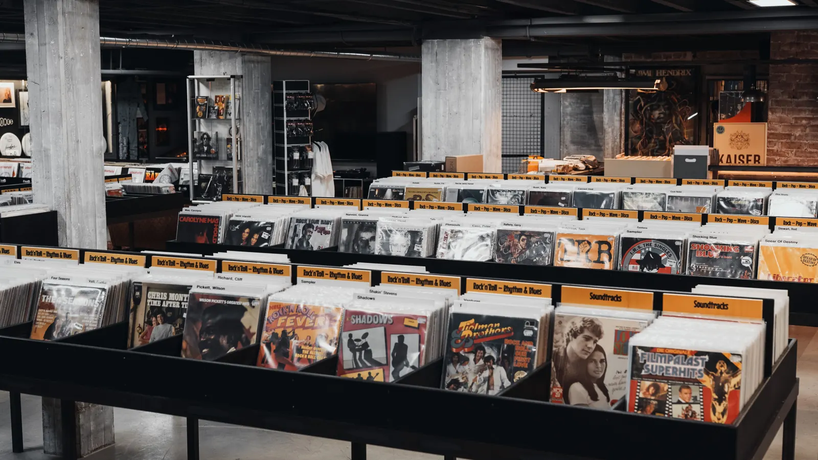Verkaufsraum des Vinylkellers mit nach Genres sortierten Plattenkisten