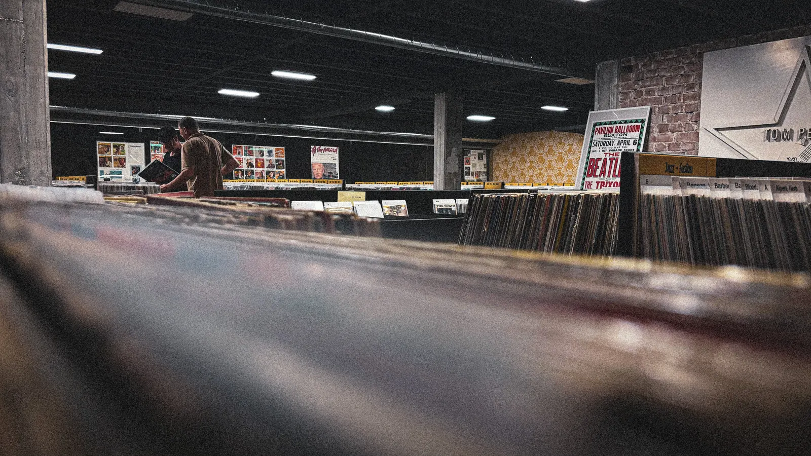 Blick über die Plattenkisten durch den weitläufigen Vinylkeller