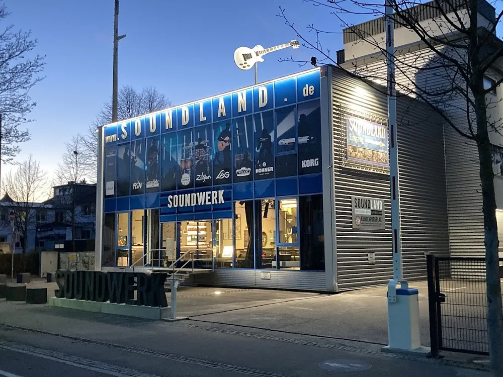 Außenansicht des Soundland-Gebäudes mit Soundwerk-Eingang in der Schorndorfer Straße in Fellbach