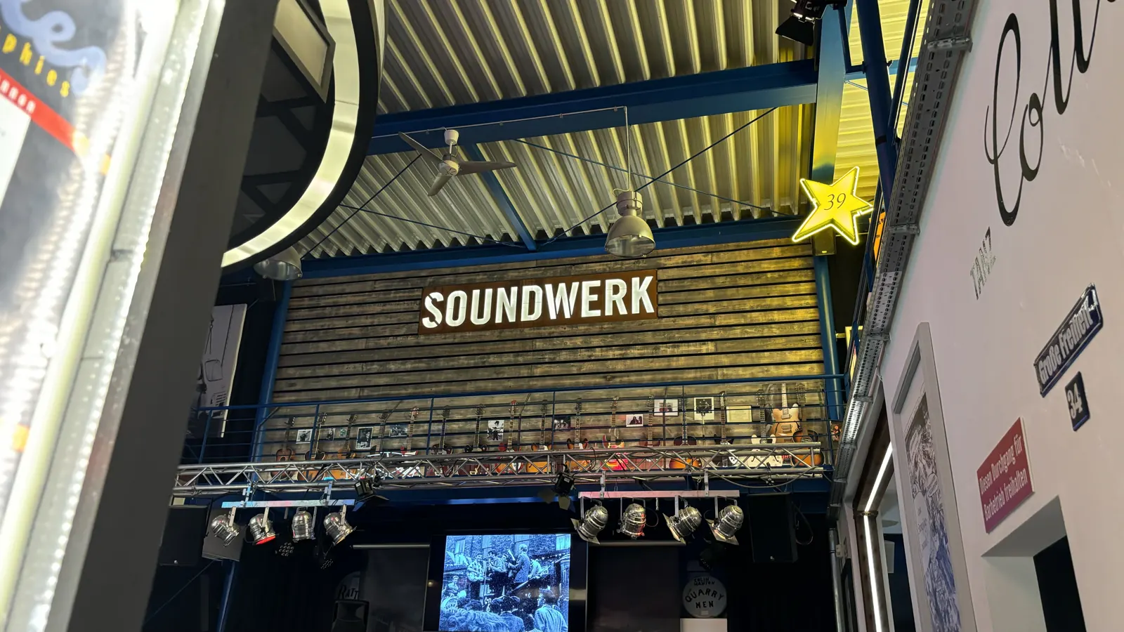 Bühne im Soundwerk mit großem Soundwerk-Schriftzug und Scheinwerfern