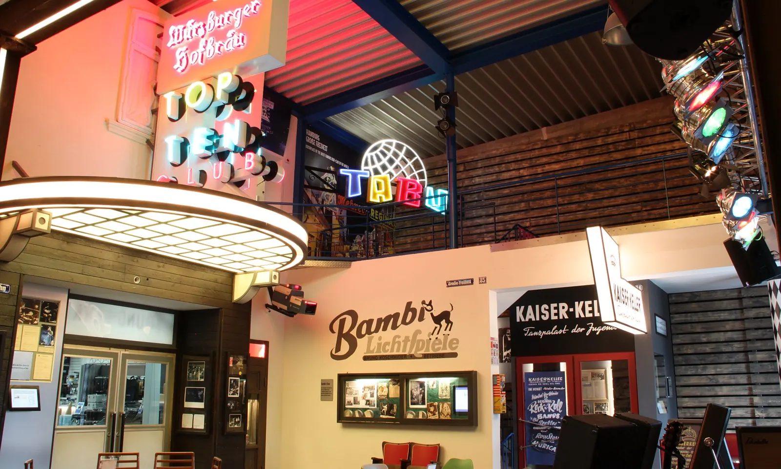 Neon-Leuchtreklamen und nachgebaute Kinofassade „Bambi Lichtspiele“ im Soundwerk Beat-Museum